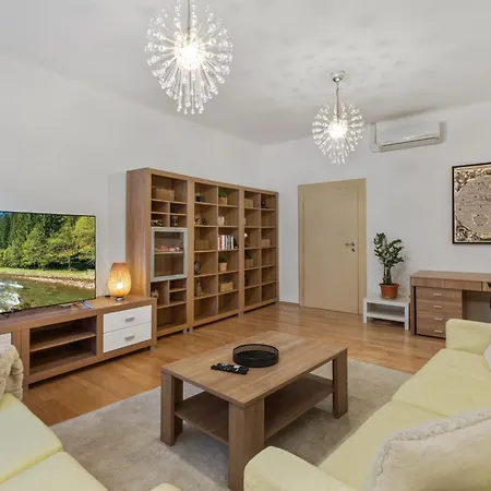 Grand Elegant Family Stay - Ac, Netflix & Old Town *