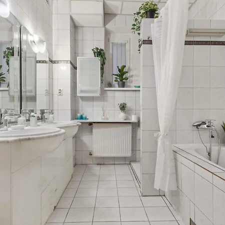 Grand Elegant Family Stay - Ac, Netflix & Old Town * Bratysława