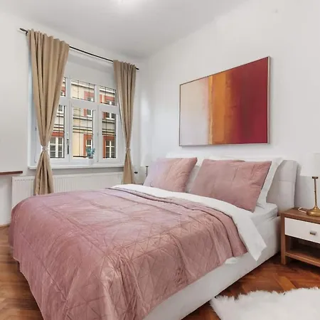 Grand Elegant Family - Ac, Netflix & Old Town Apartman